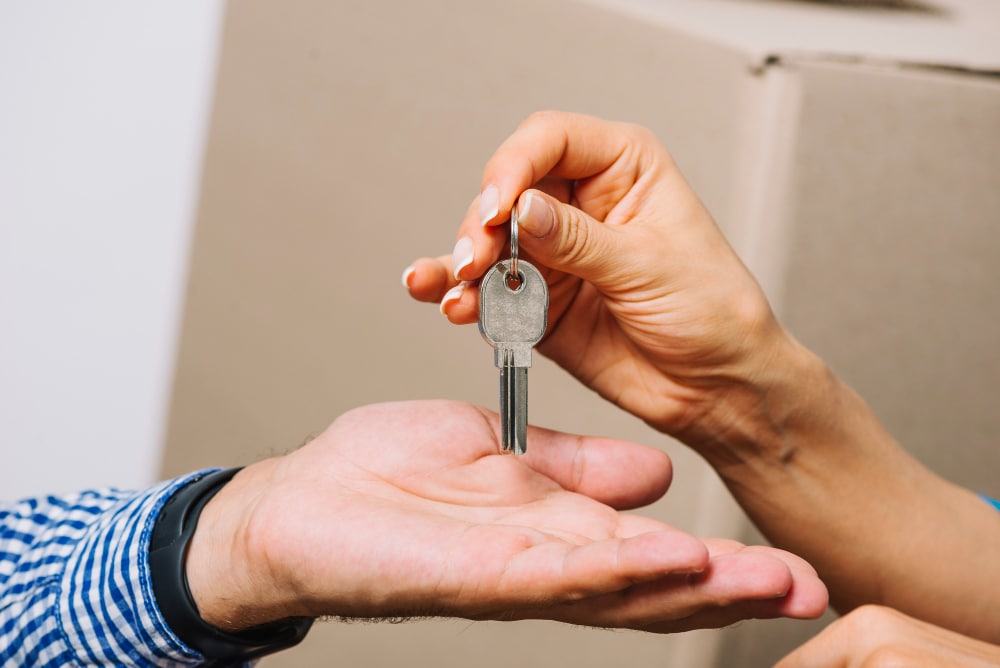 un locataire qui reçoit les clés de sa location